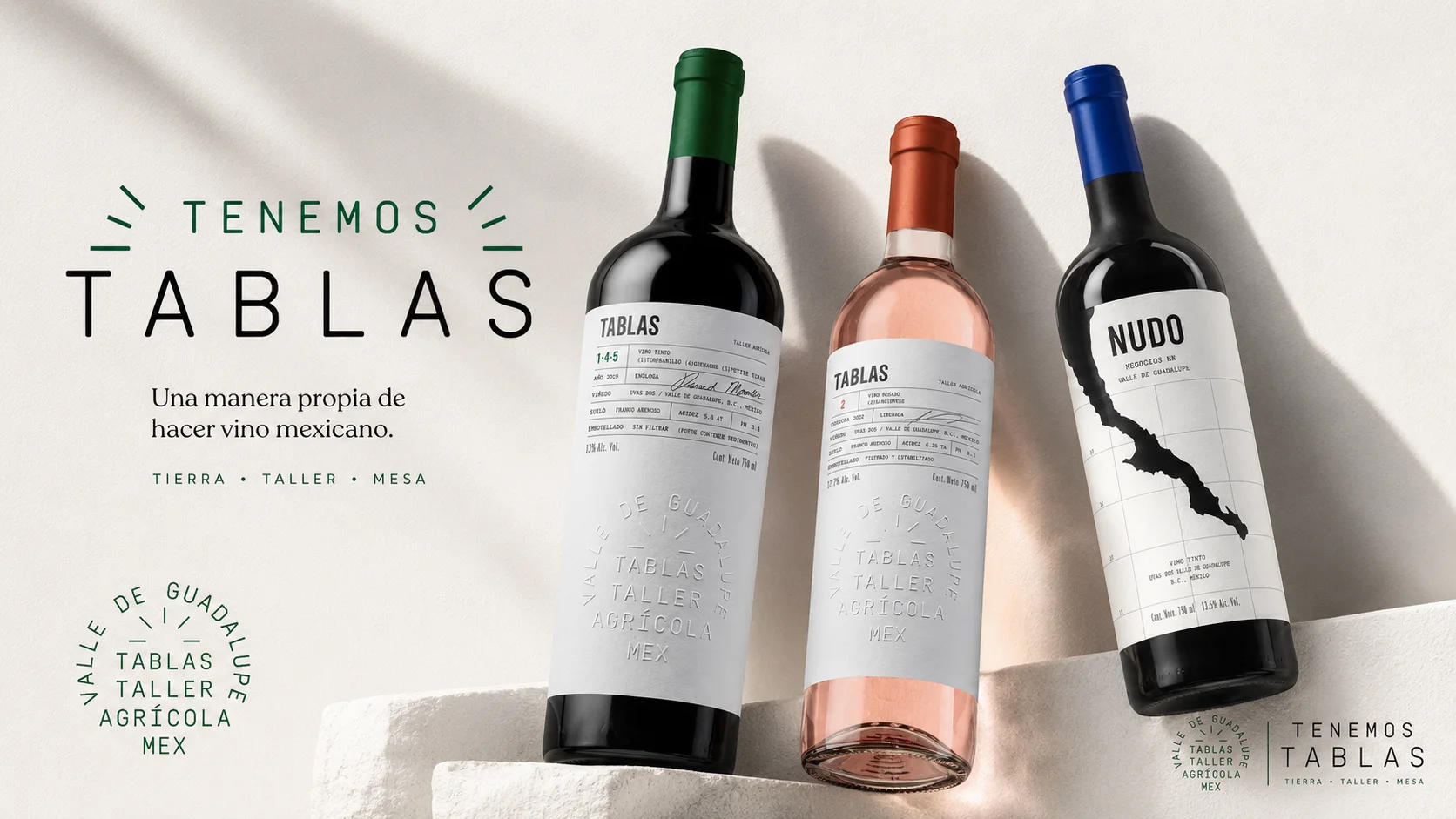 Exploración billboard claro — botellas en pedestal