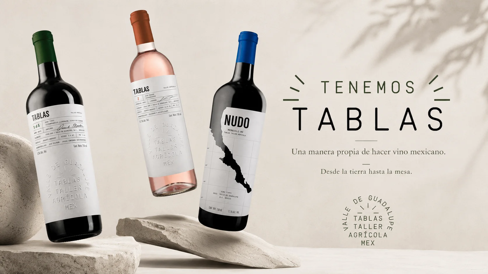 Exploración clara — botellas flotantes y mesa