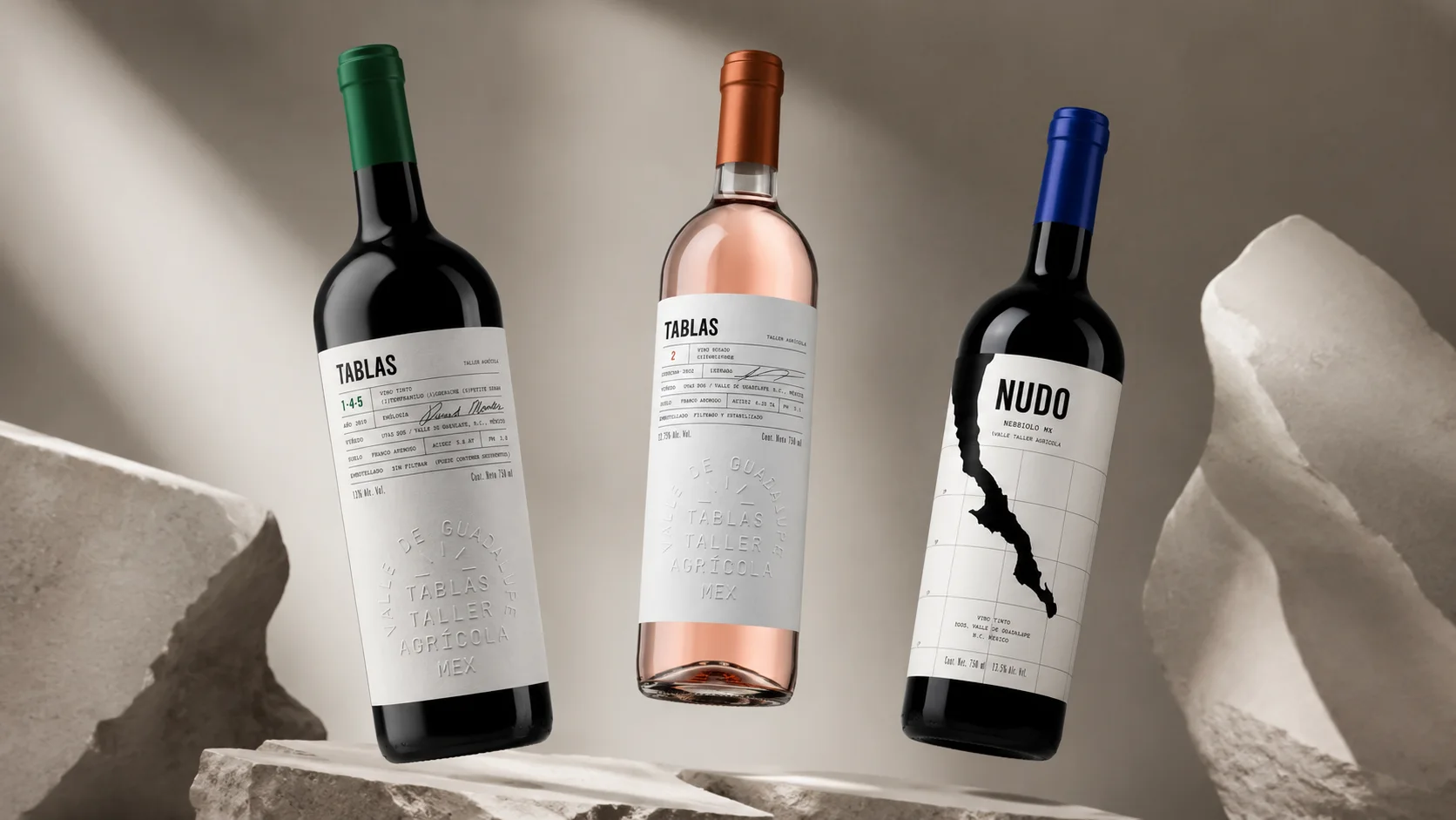 Exploración artística — escultura blanca, botellas flotantes