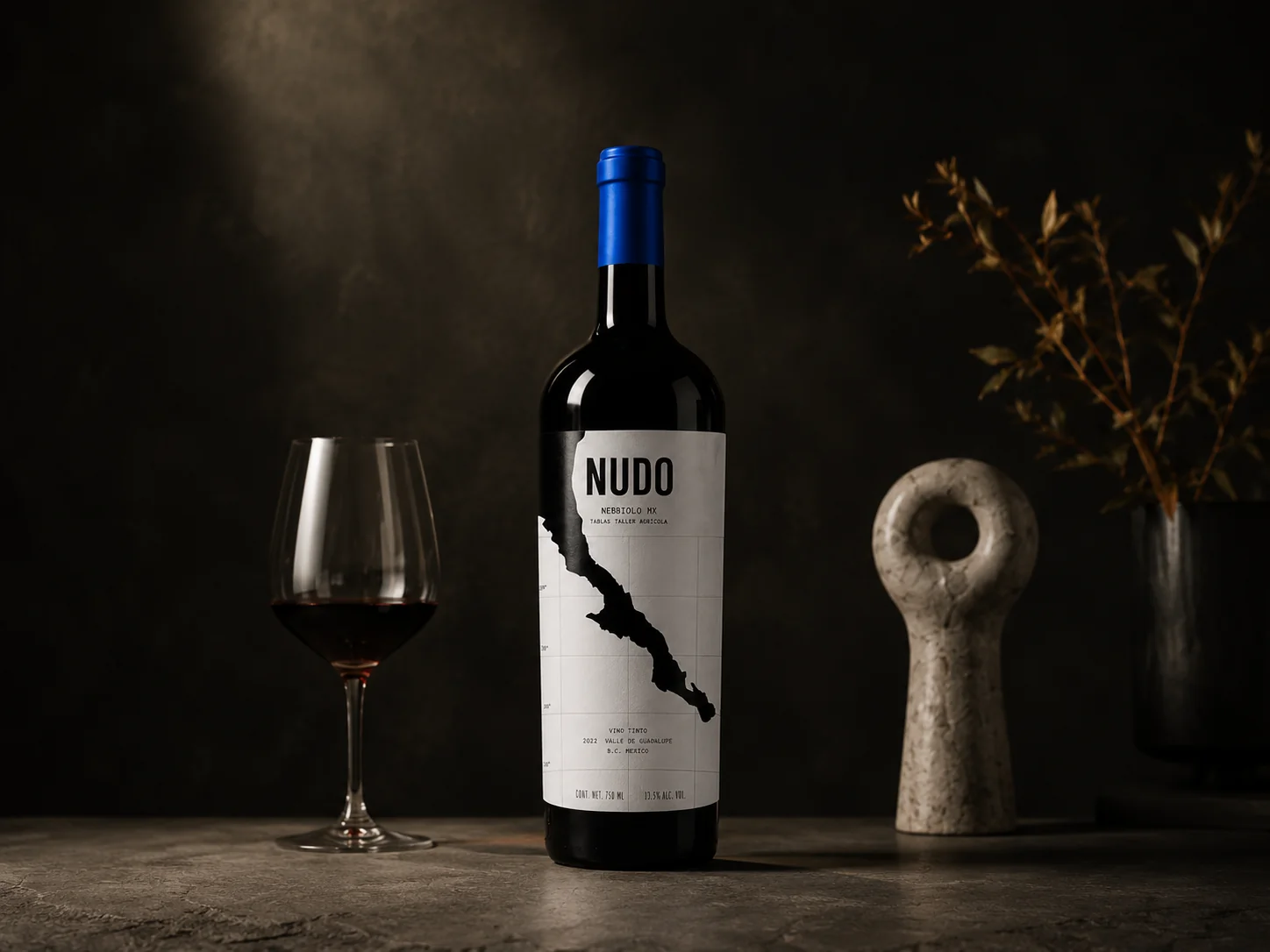 Botella Nudo en una escena sobria