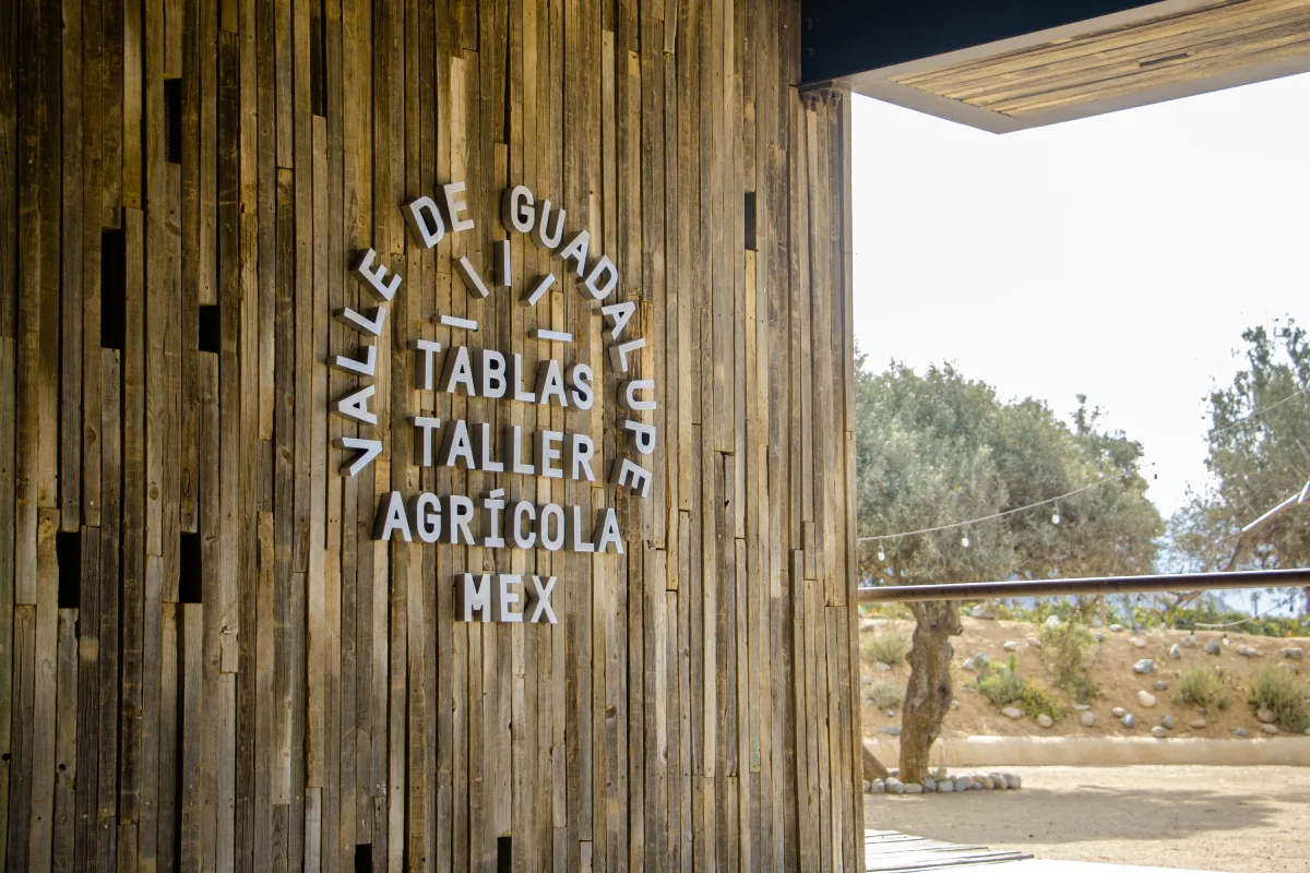 Sello de Tablas Taller Agrícola en la fachada de madera, Valle de Guadalupe