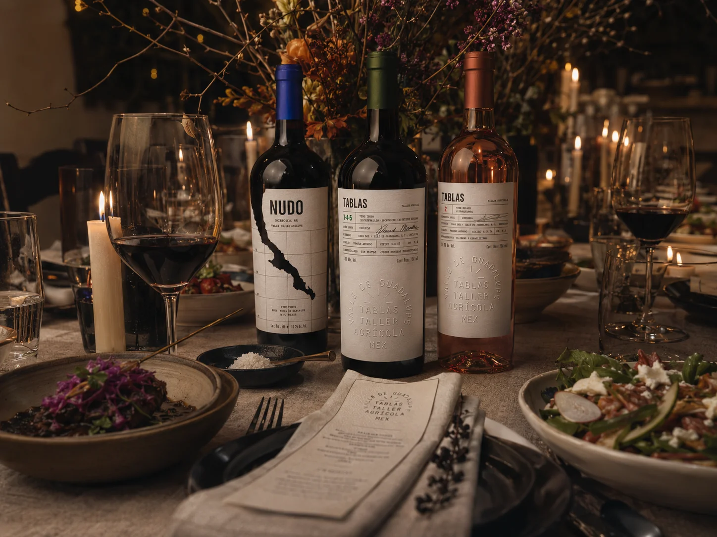 Cena íntima con mesa montada premium